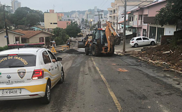 Rua João Pessoa fechada para limpezas da chuva