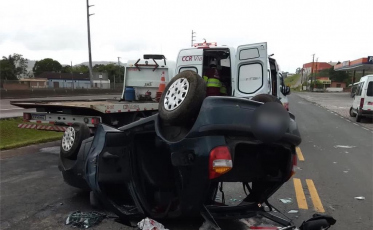 Capotamento de veículo deixa cinco pessoas feridas na BR-101