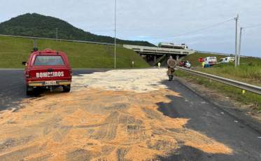 Após derramamento de óleo, limpeza da pista continua nesta segunda-feira
