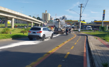 Derramamento de óleo na pista exige atenção de motoristas em Criciúma