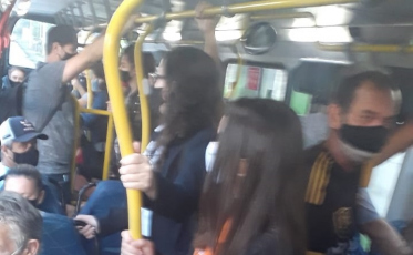 Desrespeito total: em Criciúma ônibus circulam lotados em plena pandemia (FOTOS)