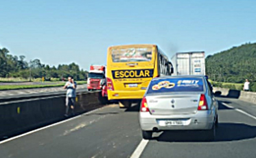 Ônibus escolar se envolve em acidente com mais três veículos