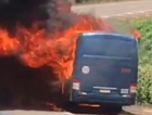 Ônibus que transportava trabalhadores é destruído pelas chamas