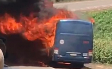 Ônibus que transportava trabalhadores é destruído pelas chamas
