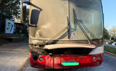 Ônibus pega fogo em frente a Unesc