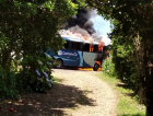 Ônibus que transportava trabalhadores é destruído pelas chamas