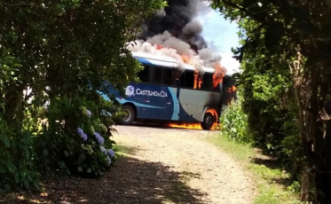 Ônibus que transportava trabalhadores é destruído pelas chamas