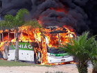 Ônibus da União pega fogo em rodovia federal (VÍDEO)