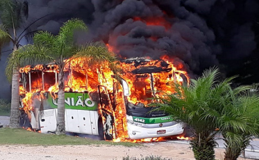 Ônibus da União pega fogo em rodovia federal (VÍDEO)