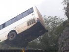 Ônibus fica pendurado na Serra do Rio do Rastro