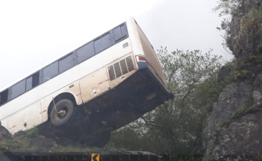 Ônibus fica pendurado na Serra do Rio do Rastro