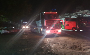 Passageiros de 70 ônibus presos em bloqueios são deslocados em SC