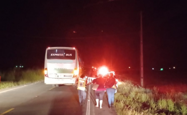 Estouro de pneu em ônibus causa acidente de trânsito em Forquilhinha 