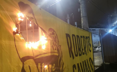 Faixa com imagem de Roberto Cavalo é queimada por torcedores