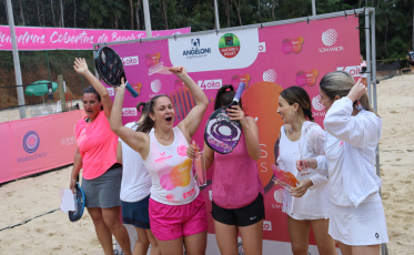 Confira as imagens das campeãs do Open Viva Mais de Beach Tennis