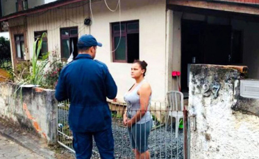 Bombeiros fazem visitas em residências para orientar contra incêndios