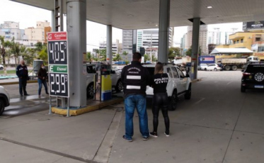 Procon fecha posto que vendia combustível adulterado em Tubarão 