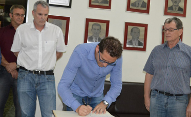 Após nove anos, contrato para obras na Área Industrial de Urussanga é assinado