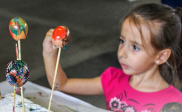 Páscoa: Crianças podem pintar ovos coloridos para decorar a Osterbaum