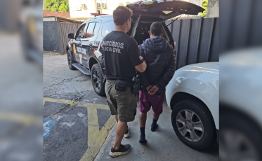 Investigação leva à prisão de suspeito de matar mulher estrangulada com fio de carregador em SC