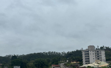 Tempo segue instável no Litoral de SC com chuva fraca nesta segunda