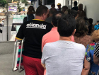 Mais de 12 horas esperando atendimento e fila dobrando o quarteirão (VÍDEO)