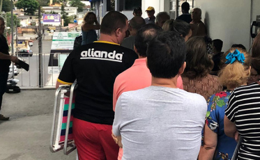 Mais de 12 horas esperando atendimento e fila dobrando o quarteirão (VÍDEO)