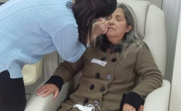 Pacientes da quimioterapia do HSJosé recebem carinho e cuidado por meio de uma equipe de robótica