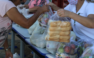 Central da Merenda produz 45 mil pães para kits de alimentação