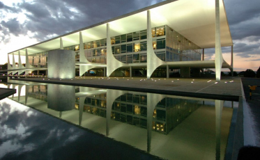 Presidente promulga texto que prevê R$ 5,7 bi para campanhas em 2022