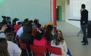Famcri realiza palestra em escola sobre coleta seletiva