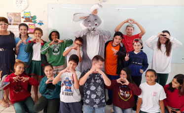 Coelho da Páscoa visita escolas de Turvo