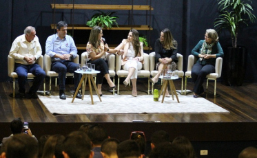 Deputada Paulinha divide experiências com acadêmicos na Unesc