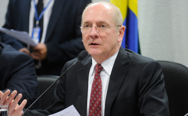 Paulo Bauer é internado, mas volta em tempo de 