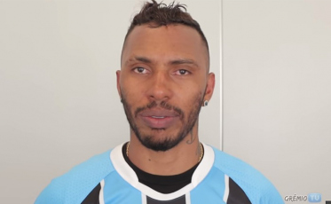 Paulo Miranda se apresenta no Grêmio, erra o time e repercute