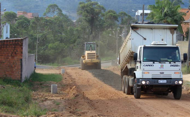 Parceria entre Prefeitura de Criciúma e comunidade pavimenta rua no bairro Archimedes Naspolini