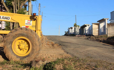 Quatro ruas do bairro Mina do Mato recebem pavimentação