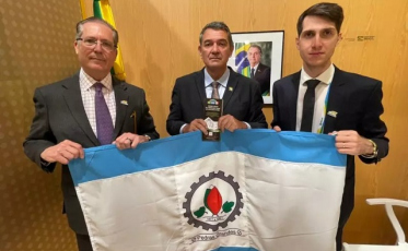 Prefeito de Pedras Grandes volta da Itália