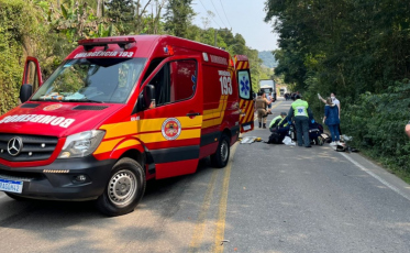 Pedras Grandes: motociclista fica gravemente ferido após acidente envolvendo caminhão