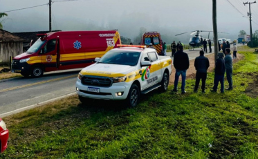 SC-390: duas pessoas ficam feridas após carro sair da pista e capotar em Pedras Grandes