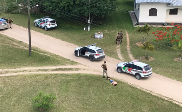 Após perseguição, três são capturados por assalto