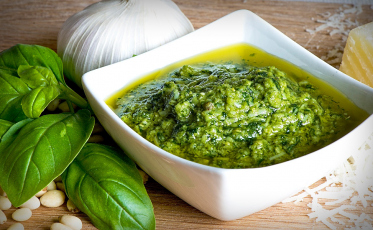 Saimon Novack ensina a preparar o Pesto Artesanal de Basílico