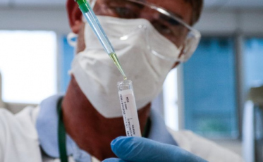 Estudo indica que vacina tríplice viral diminui pela metade o risco de ter Covid-19 sintomática