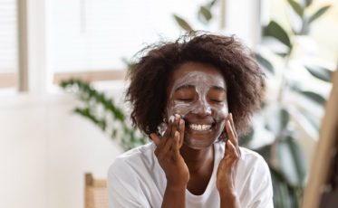 Destaque-se com elegância: dicas de cuidados com a pele, perfume e estilo