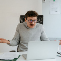 Você realmente deveria empreender? Edu Camargo explica por que talvez não