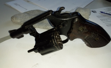 Polícia apreende arma e efetua prisão em flagrante