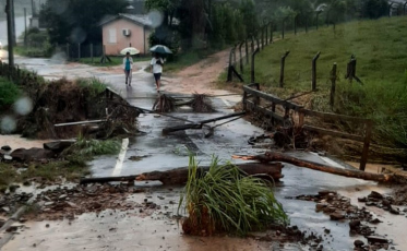 Bombeiros isolam ponte em Urussanga