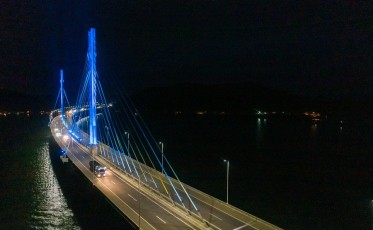 Iluminação da Ponte Anita Garibaldi destaca a Conscientização do Autismo