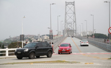 Tráfego de veículos na Ponte Hercílio Luz terá horário ampliado