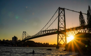 Ponte Hercílio Luz completa 95 anos 